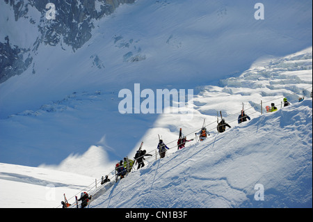 Skifahrer Wanderung vom Gipfel der Aiguille du Midi an die Spitze der la Vallée Blanche in Chamonix, Frankreich. Stockfoto