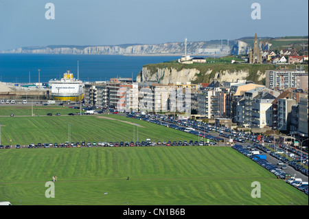 Frankreich, Seine Maritime, Dieppe, die Strandpromenade entlang des Boulevard de Verdun und der Auto-Fähre Stockfoto