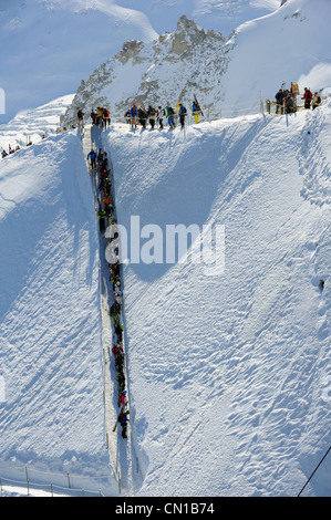 Skifahrer Wanderung vom Gipfel der Aiguille du Midi an die Spitze der la Vallée Blanche in Chamonix, Frankreich. Stockfoto