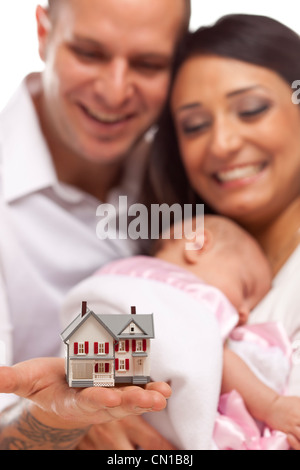 Junge attraktive glücklich Mischlinge Familie mit Baby und kleinen Musterhaus. Stockfoto