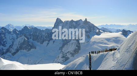 Skifahrer Wanderung vom Gipfel der Aiguille du Midi an die Spitze der la Vallée Blanche in Chamonix, Frankreich. Stockfoto