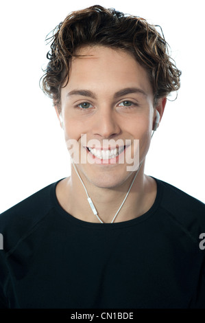 Junge hübsche Kerl Musik hören, Closeup portrait Stockfoto