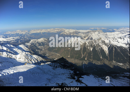 Der Blick von der oberen Aiguille du Midi, blickte nach Chamonix unten im Tal. Stockfoto