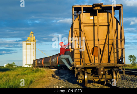 Arbeiter klettert eine Korn-Waggon-Trichter an eine im inland Getreideterminal, Manitoba Stockfoto