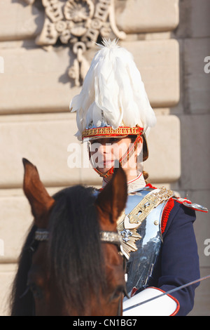 Madrid, Spanien. Coracera De La Guardia Real. Weibliche Kürassier der königlichen Garde in traditioneller Uniform. Stockfoto