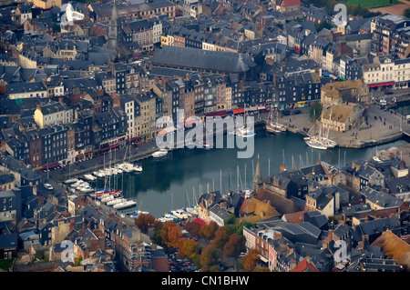 Frankreich, Calvados, Honfleur und seinem malerischen alten Hafen (Luftbild) Stockfoto