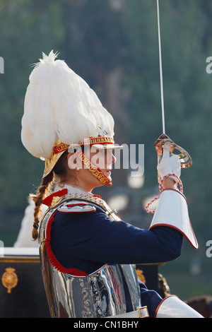 Madrid, Spanien. Coracera De La Guardia Real. Weibliche Kürassier der königlichen Garde in traditioneller Uniform. Stockfoto