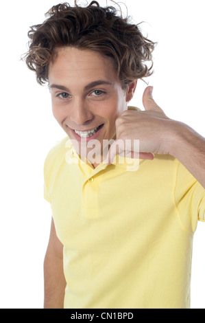 Hübsche junge Kerl gestikulieren Rufzeichen vor Kamera Stockfoto