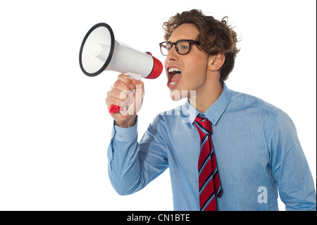 Junger Geschäftsmann mit Megaphon isoliert auf weißem Hintergrund Stockfoto