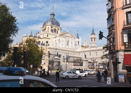 Madrid, Spanien. Catedral Nuestra Señora De La Almudena. Unsere Liebe Frau von Almudena-Kathedrale. Stockfoto