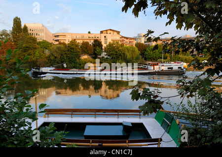 Frankreich, Yvelines, Chatou, der Insel der Impressionisten, einem Lastkahn vorbei am Seineufer Stockfoto