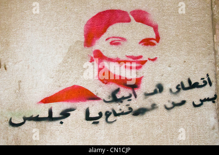 Schablone Graffiti sagen "hey, Militärrat: Aktay ist Eibak ohne Maske". Aktay und Eibak sind zwei militärische Figuren aus dem Mittelalter, das Ägypten regierte. Sie waren beide Mamelouks Stockfoto