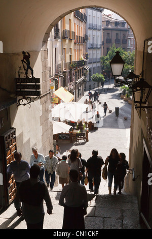 Madrid, Spanien. Der Arco de Cuchilleros führt in der Plaza Mayor. Stockfoto