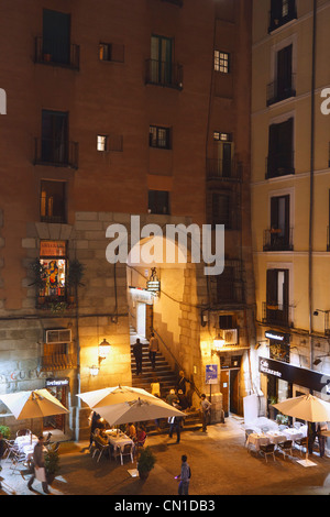 Madrid, Spanien. Der Arco de Cuchilleros führt in der Plaza Mayor. Stockfoto