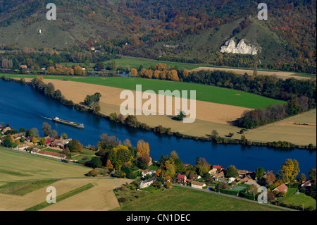 Frankreich, Eure, Lastkahn auf der Seine stromaufwärts von Amfreville-Sous-Les-Monts und der Côte des Deux-Amants (Luftbild) Stockfoto