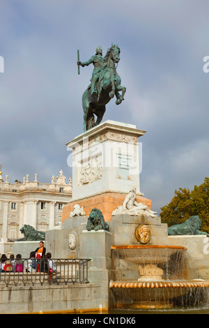 Madrid, Spanien. Plaza de Oriente mit Palacio Real oder Königspalast Hintergrund. Reiterstandbild von Philipp IV. von Pietro Tacca. Stockfoto