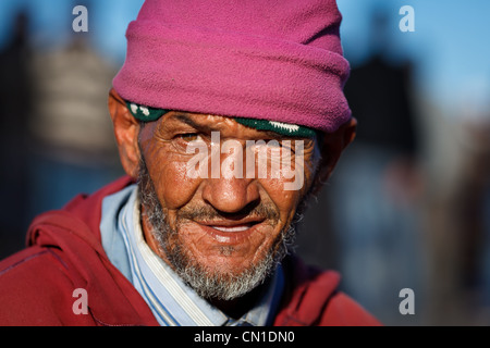 Mann gekleidet in traditionellen Gewand, Marrakesch, Marokko Stockfoto