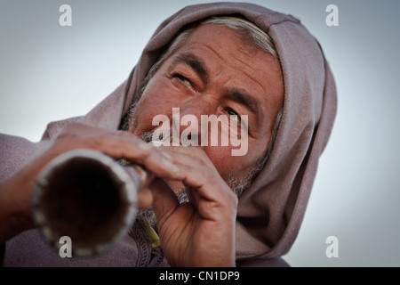 Ein Porträt von einem älteren Musiker spielt Klarinette, Marrakesch, Marokko Stockfoto