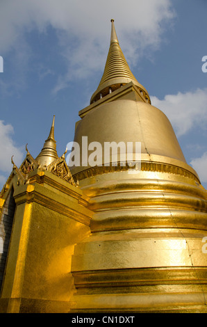 Thailand, Bangkok. Das Grand Palace, im Jahr 1782 gegründet. Die obere Terrasse Denkmäler. gold Glockenförmigen chedi Temple. Stockfoto