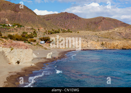 Der Strand von La Isleta del Moro auch bekannt als La Isleta, Cabo de Gata-Nijar Natural Park, Provinz Almeria, Spanien. Stockfoto