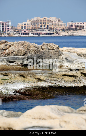 Felsige Küste in St. Julians Bay, Malta Stockfoto