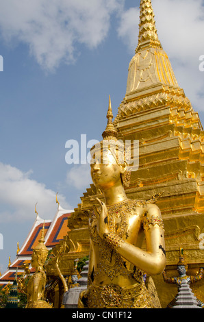 Thailand, Bangkok. Das Grand Palace, im Jahr 1782 gegründet. Die obere Terrasse Denkmäler. goldene Statue. Stockfoto