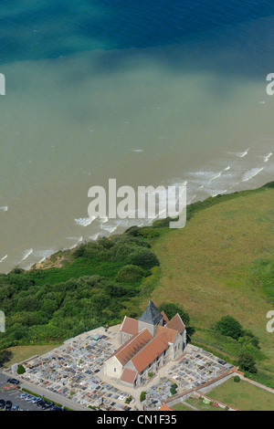 Frankreich, Seine Maritime, Pays de Caux, die Kirche von Varengeville-Sur-Mer und den Friedhof am Meer mit Blick auf die Klippen von Stockfoto