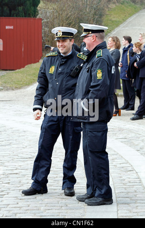 Zwei lächelnde Polizisten in die eisige kalte Seenebel während Prinz Charles und Camilla besuchen das Schloss Kronborg, Elsinore.
