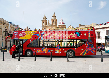 Rote Doppeldecker öffnen touristischen Top-City-Sightseeing-Bus in Marsaxlokk, Malta Stockfoto