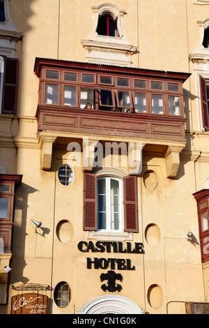 Castille Hotel mit einem traditionellen hölzernen überdachten Balkon in Valletta, Malta Stockfoto