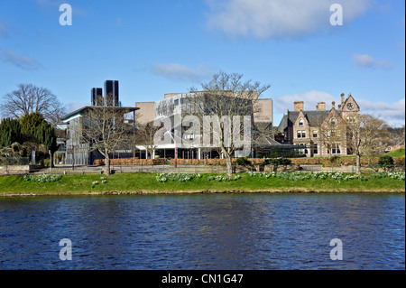 Eden Court Theatre Centre in Inverness Schottland betrachtet über River Ness aus. Stockfoto