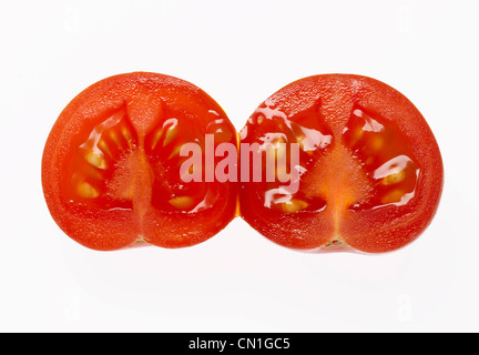 Zwei Hälften einer Kirschtomate Stockfoto