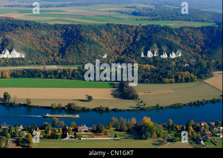 Frankreich, Eure, Lastkahn auf der Seine stromaufwärts von Amfreville Sous Les Monts und der Côte des Deux Amants (Luftbild) Stockfoto