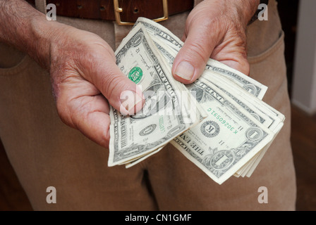 Älteren Mannes Hände Holding Dollarscheine II Stockfoto