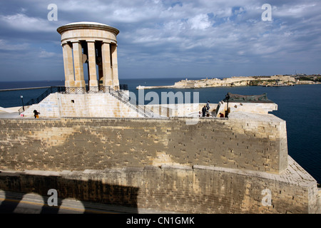 Die Belagerung Bell-Denkmal im Jahr 1992 zum Gedenken an die Vergabe von George Cross nach Malta während des zweiten Weltkriegs, Valletta Stockfoto