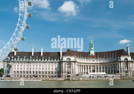 Das historische Gebäude der Londoner County Hall vom London Eye am Südufer. Stockfoto