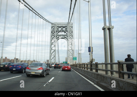 Blick vom Auto überfahren der George-Washington-Brücke aus New Jersey nach New York, 5. März 2011, © Katharine Andriotis Stockfoto