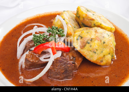 Ungarisches Gulasch w Knödel und Gemüsebeilage Stockfoto