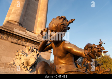 Frankreich, Paris, Pont Alexandre III, Skulptur namens La Fillette ein la Coquille von Leopold Morice Stockfoto