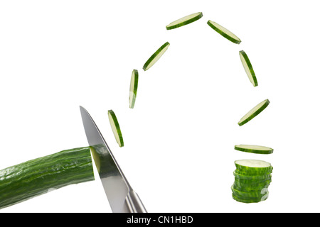 Bild von jemandem Gurken wirklich schnell zerkleinern und in einer Reihe ablegen Stockfoto