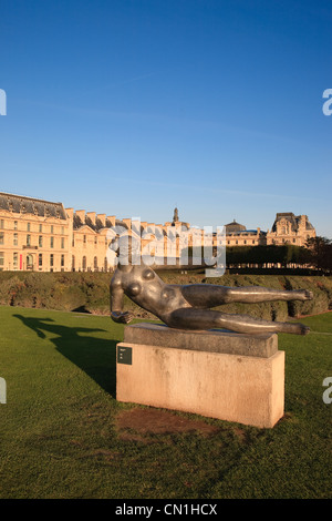 Frankreich, Paris, Skulptur von Aristide Maillol l ' Air in den Jardin des Tuileries und der Fassade des Louvre-Museums Stockfoto