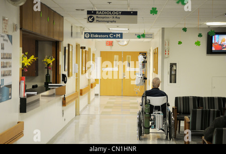 Krankenhaus Radiologie Wartebereich mit ein älterer Patient im Rollstuhl Stockfoto