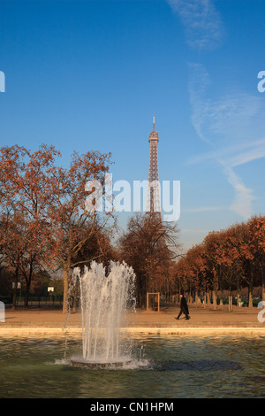 Frankreich, Paris, dem Parc du Champ de Mars und dem Eiffelturm Stockfoto