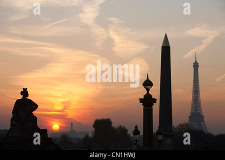 Frankreich, Paris, Place De La Concorde, eine Statue repräsentiert eine der wichtigsten Städte von Frankreich, der Eiffelturm und der Obelisk Stockfoto