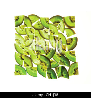 Scheiben von Kiwi in quadratische Form angeordnet Stockfoto