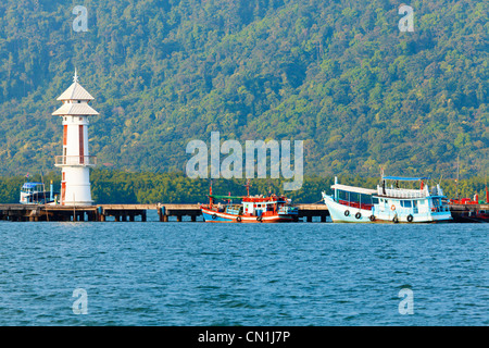 Leuchtturm auf einem pier Stockfoto