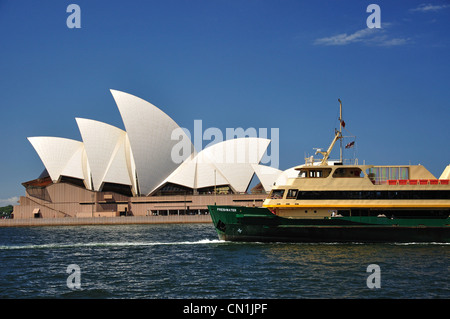 Sydney Fähren Boot vorbei an Sydney Opera House, Bennelong Point, Sydney, New South Wales, Australien Stockfoto