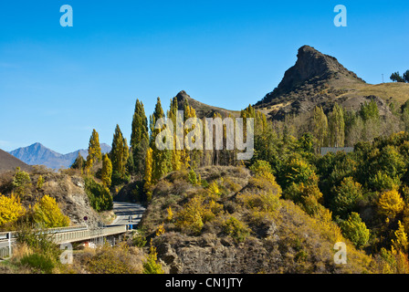 Der Kawarau River fließt vom Lake Wakatipu durch die Schlucht zum Cromwell und Lake Dunstan in Otago, Neuseeland. Stockfoto