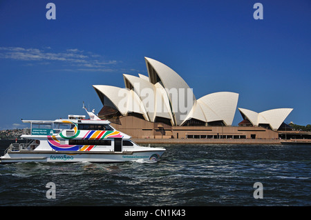 Sydney Fähren Boot vorbei an Sydney Opera House, Bennelong Point, Sydney, New South Wales, Australien Stockfoto