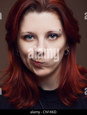 Seltsames Gefühl im Gesicht der jungen Frau Stockfoto